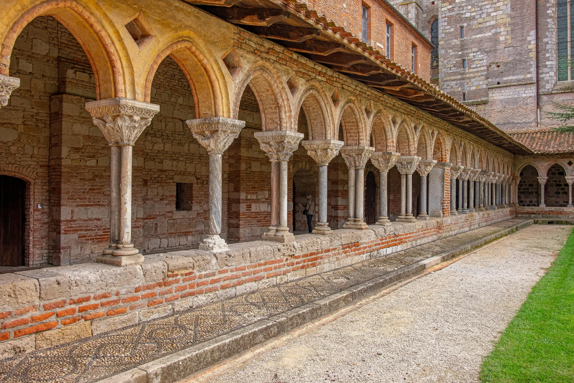 Cloître de l'abbaye Saint-Pierre de Moissac classé UNESCO avec ses arcades romanes et chapiteaux sculptés