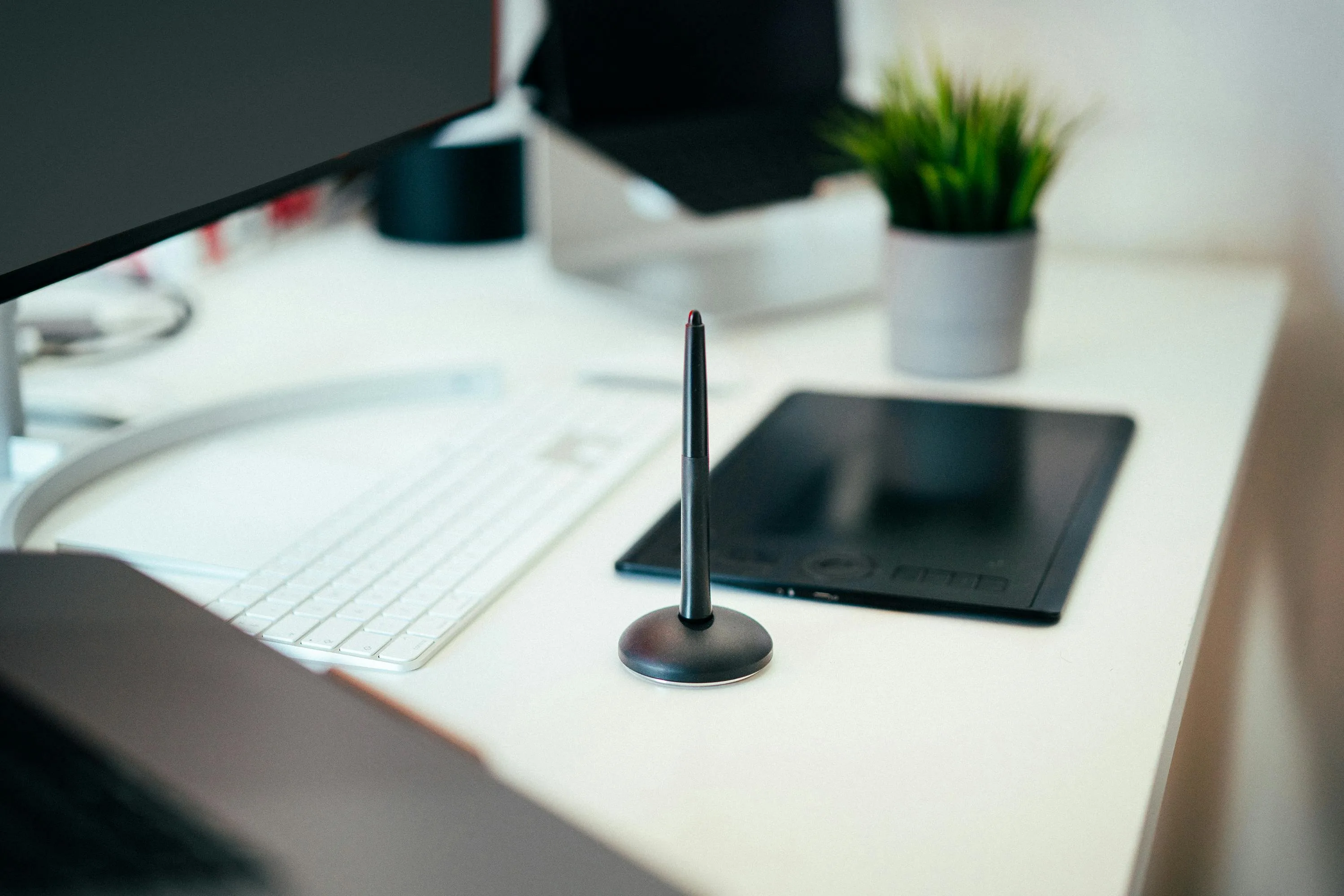 Poste de travail d'agence digitale avec écran, clavier, tablette graphique et stylet