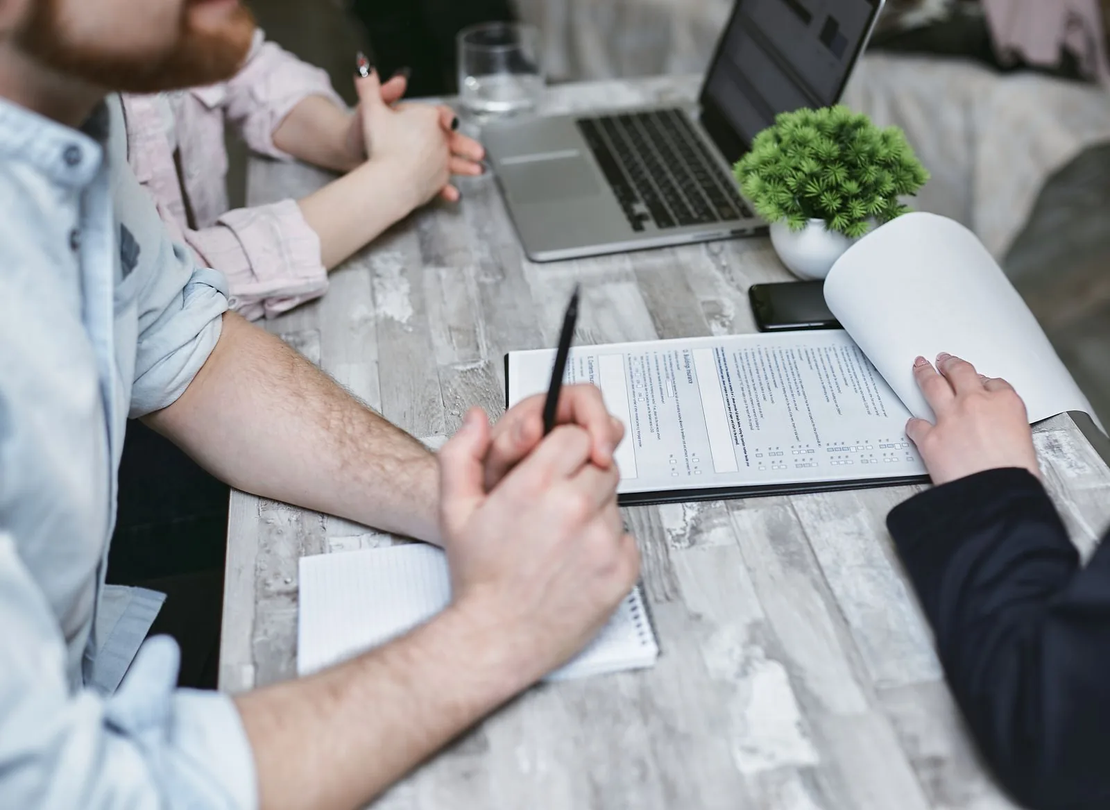 Réunion de travail, documents et ordinateur portable sur une table