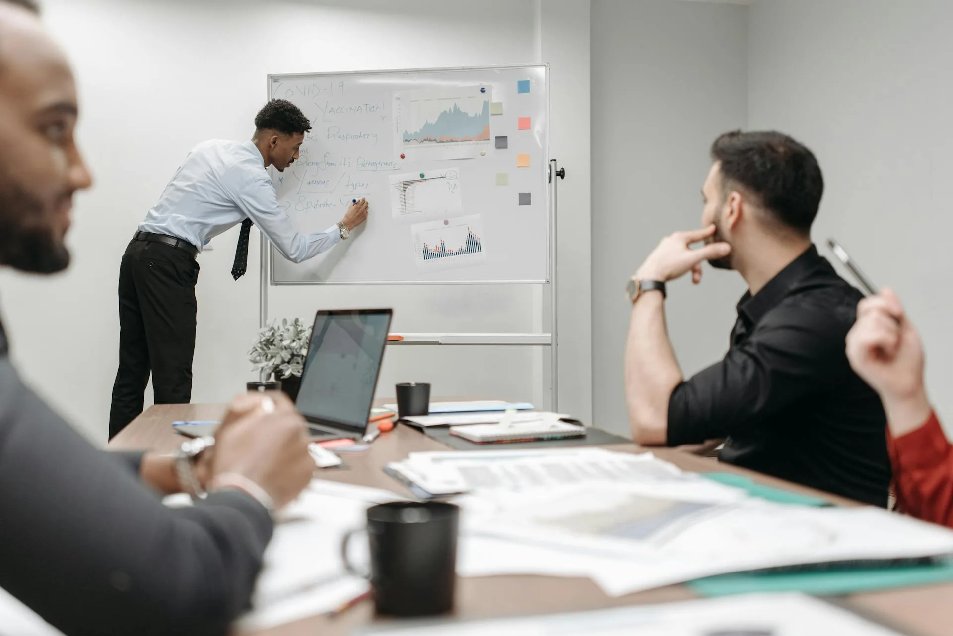 Équipe de PME réunie autour d'une table de réunion analysant des données et arbitrant un cas d'usage d'agent IA