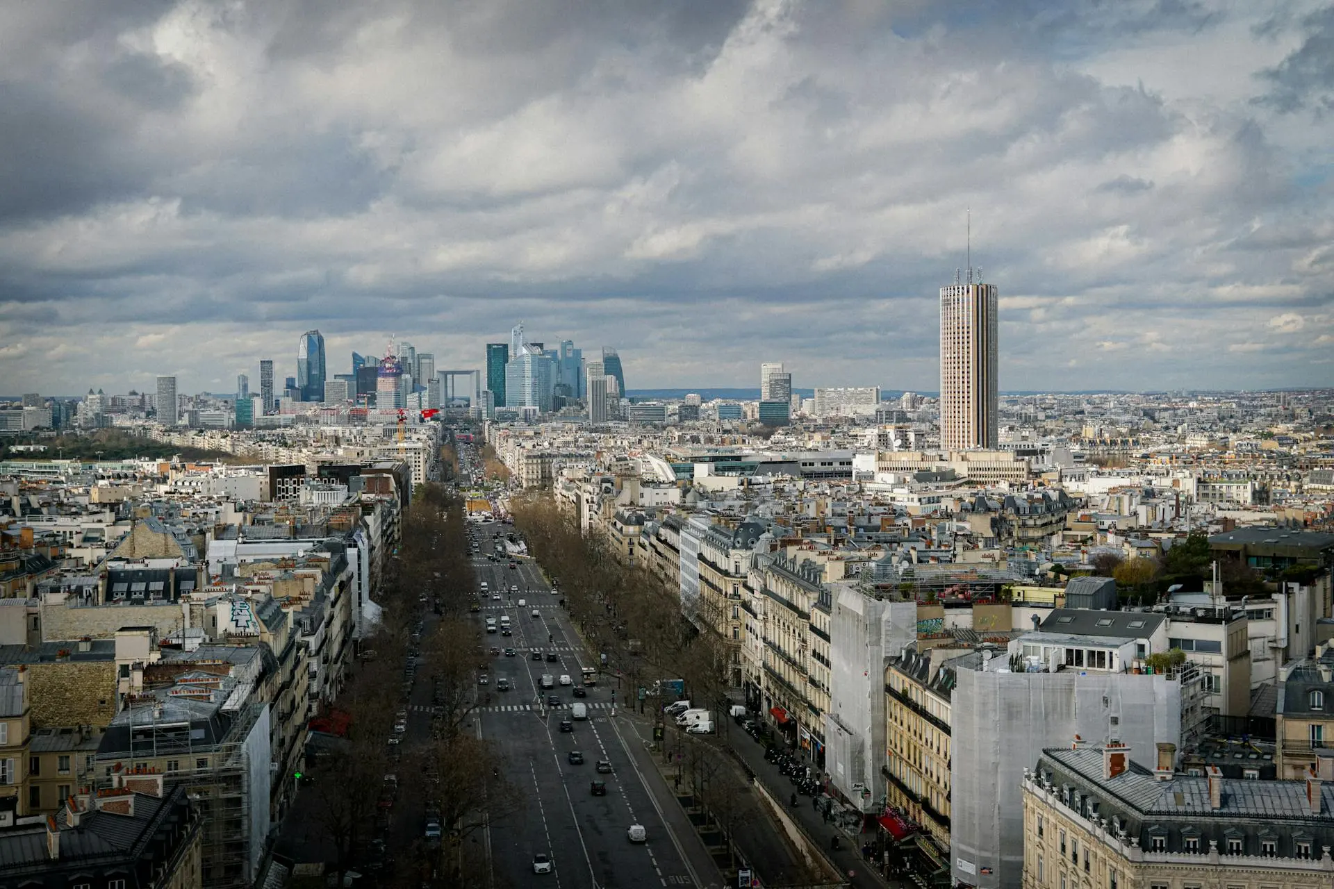 Vue panoramique du quartier d'affaires de La Défense à Paris au crépuscule depuis les hauteurs