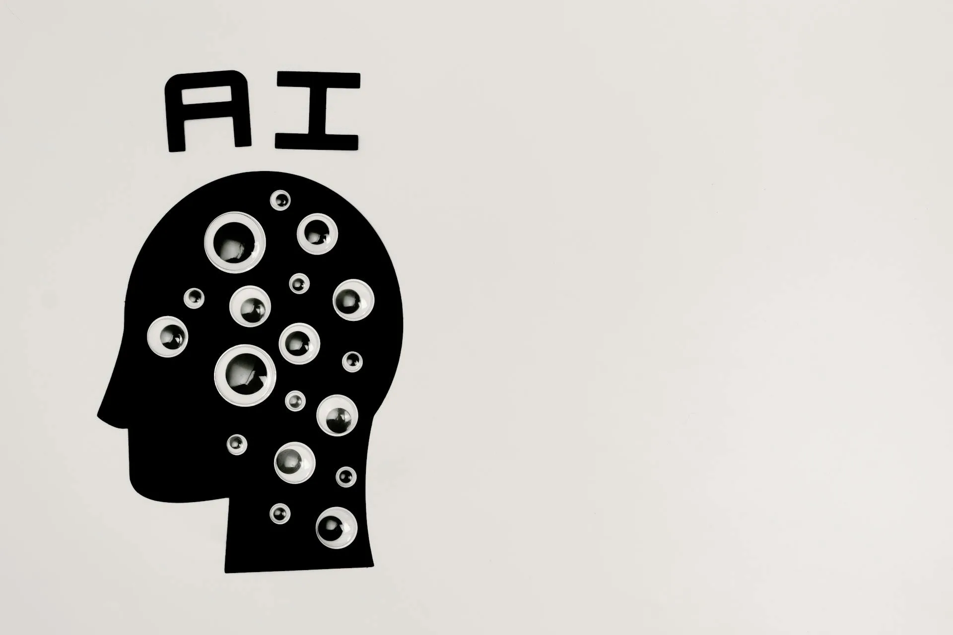 Illustration murale d'une silhouette de tête remplie d'yeux évoquant l'intelligence artificielle