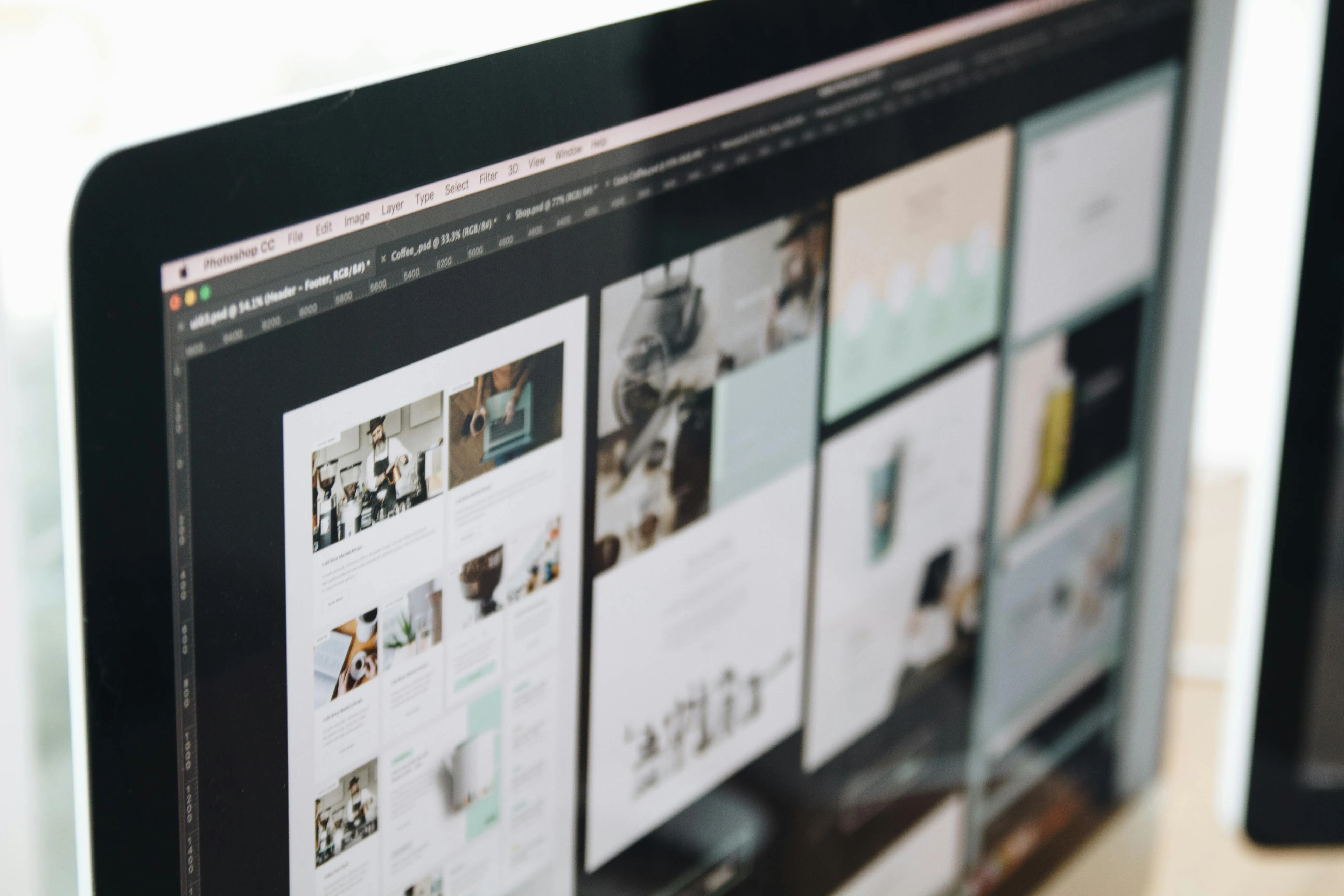 Designer travaillant sur les maquettes d'un site internet professionnel sur Photoshop