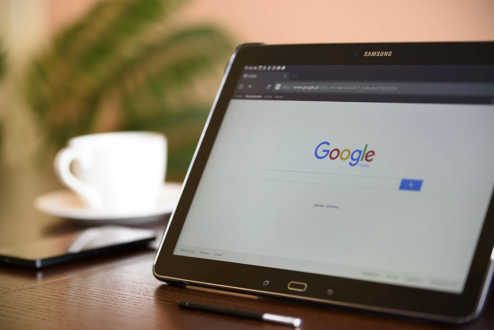 Recherche Google affichée sur un écran de tablette posé sur un bureau