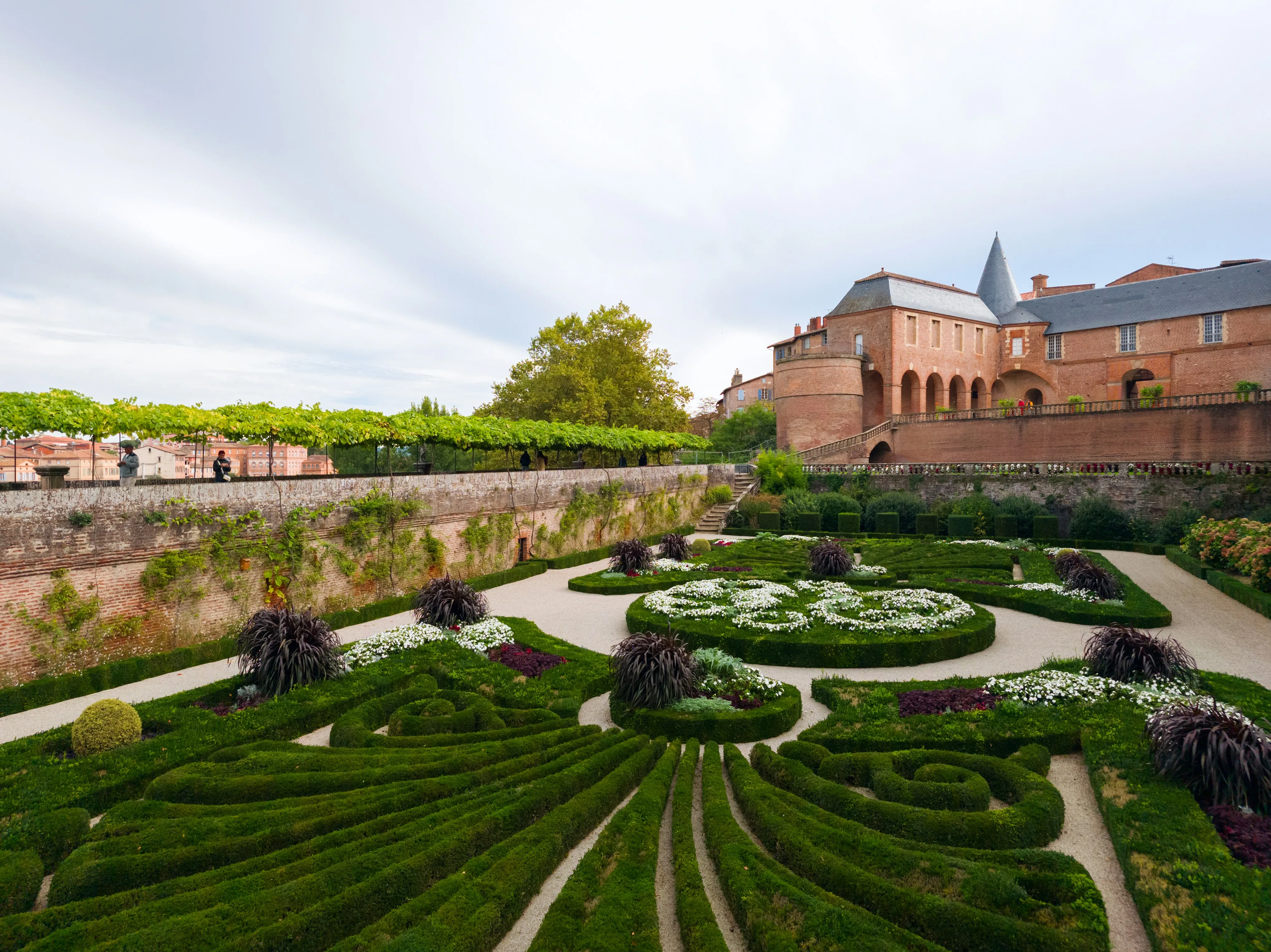 Jardins à la française du palais de la Berbie à Albi, cité épiscopale classée UNESCO