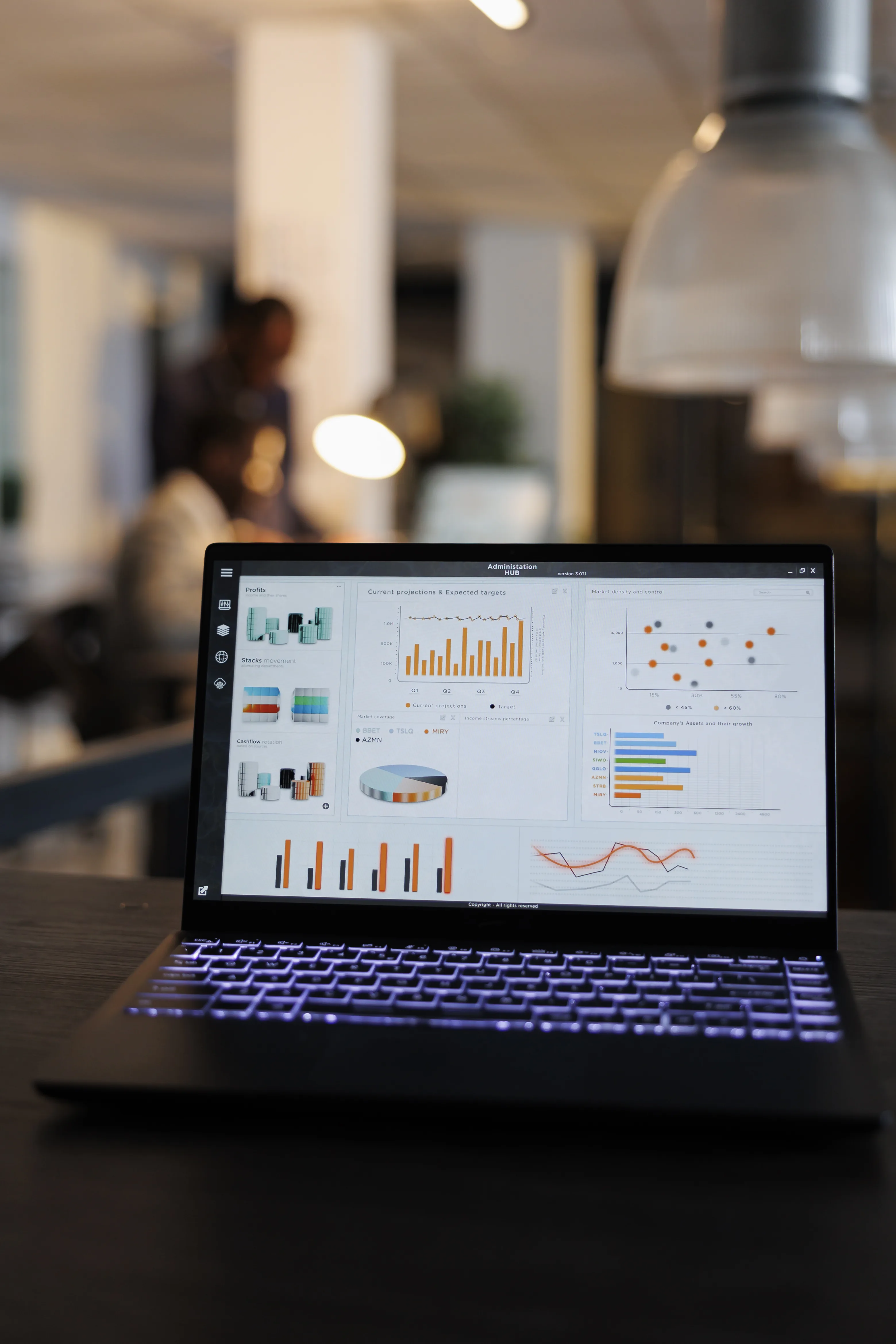 Tableau de bord SEO sur ordinateur portable avec graphiques de positions et trafic organique