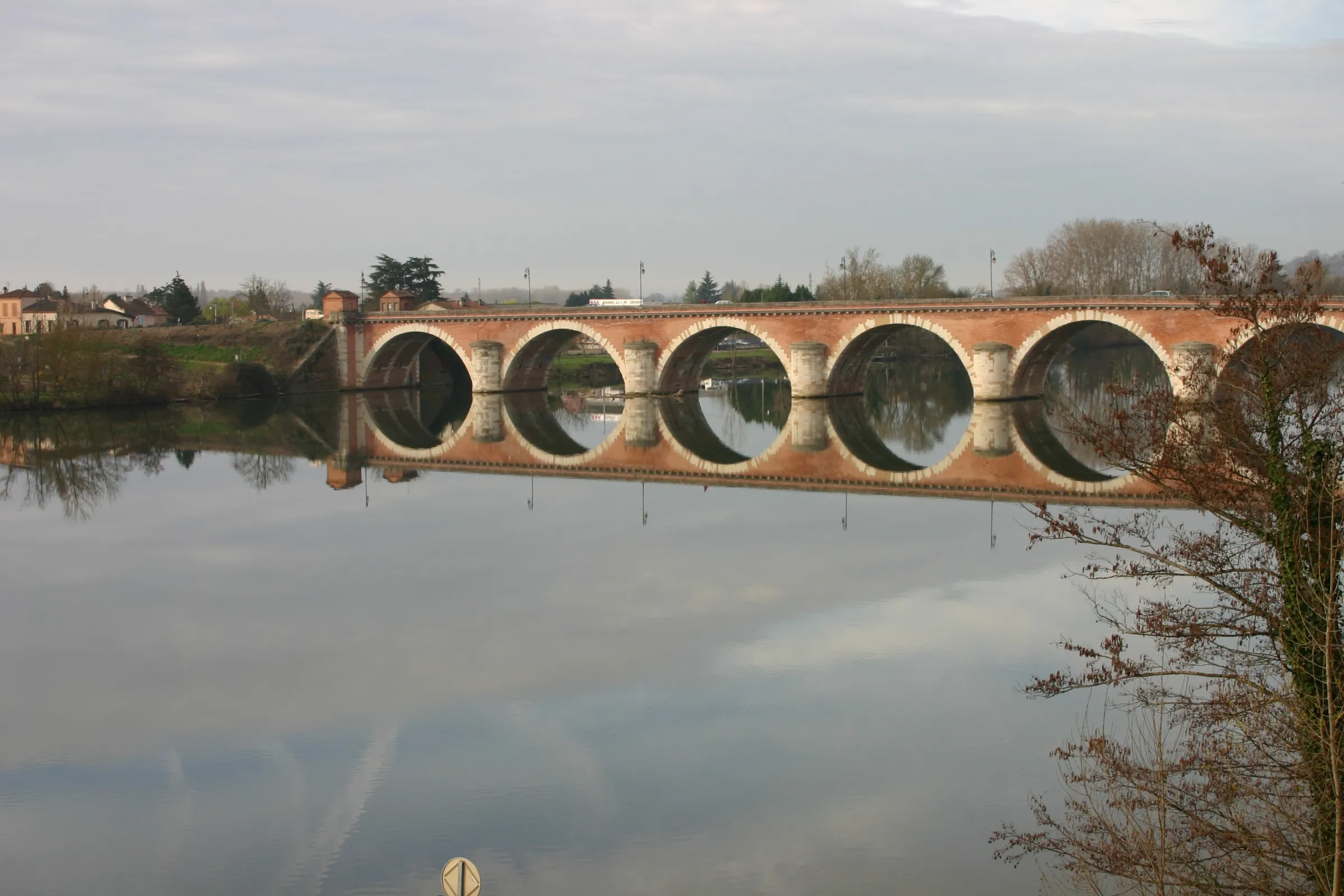 Pont Napoléon de Moissac sur le Tarn avec ses arches en briques et son reflet dans l'eau