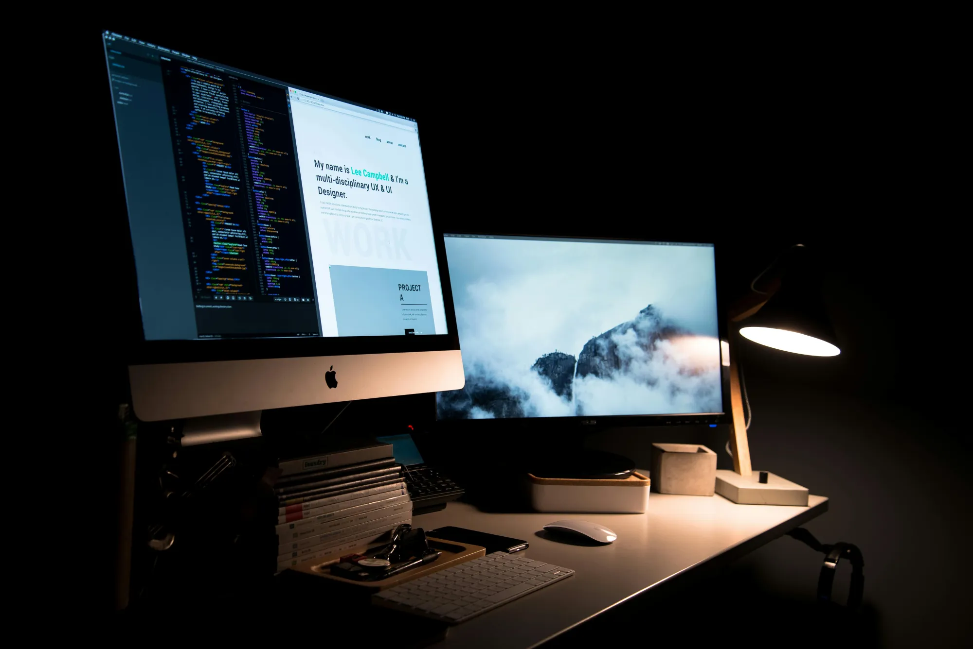 Bureau de développeur Symfony avec iMac affichant le code source d'un site internet et son aperçu en parallèle
