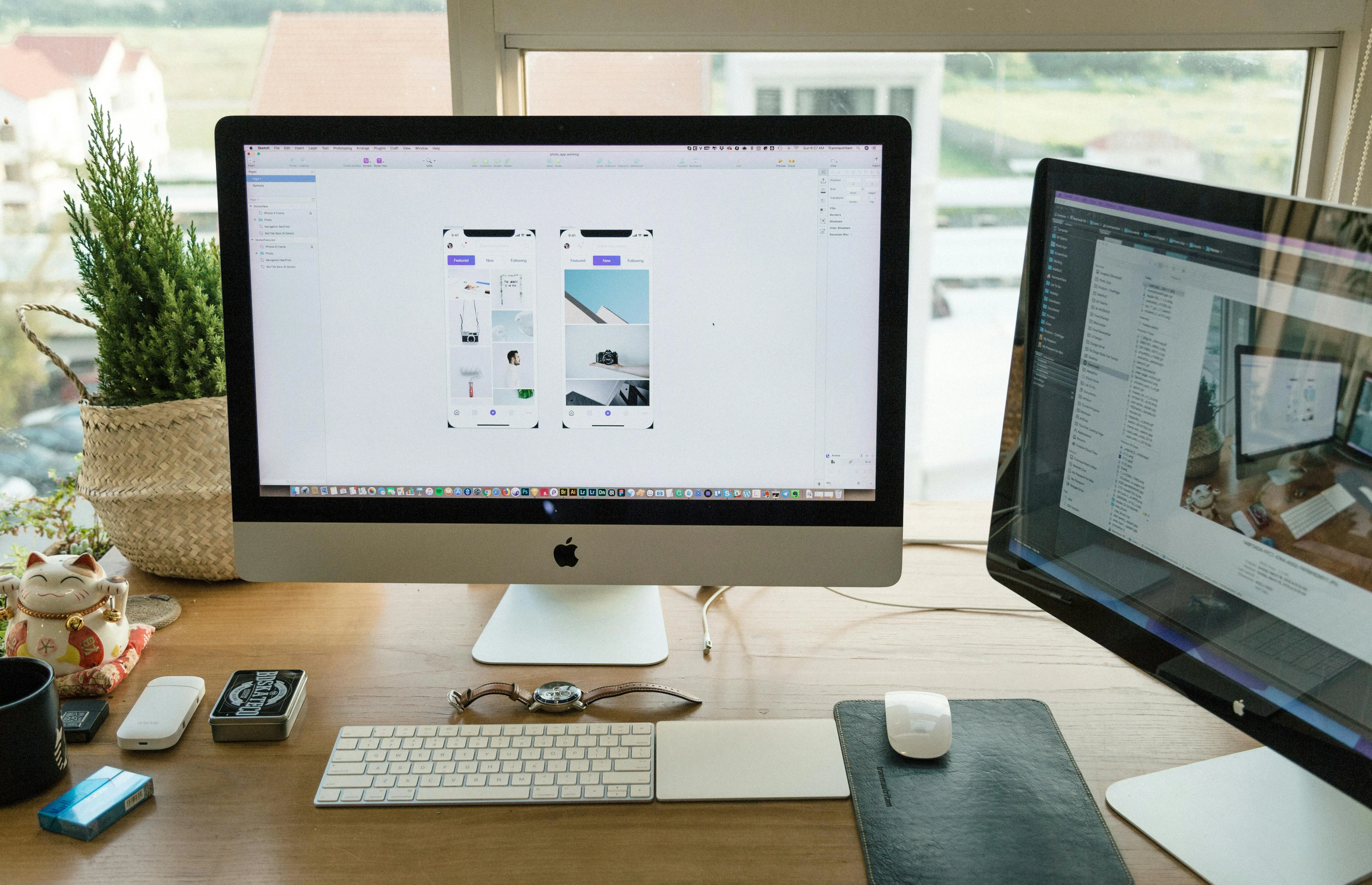 Poste de développement web avec iMac affichant des maquettes mobiles et second écran de code source