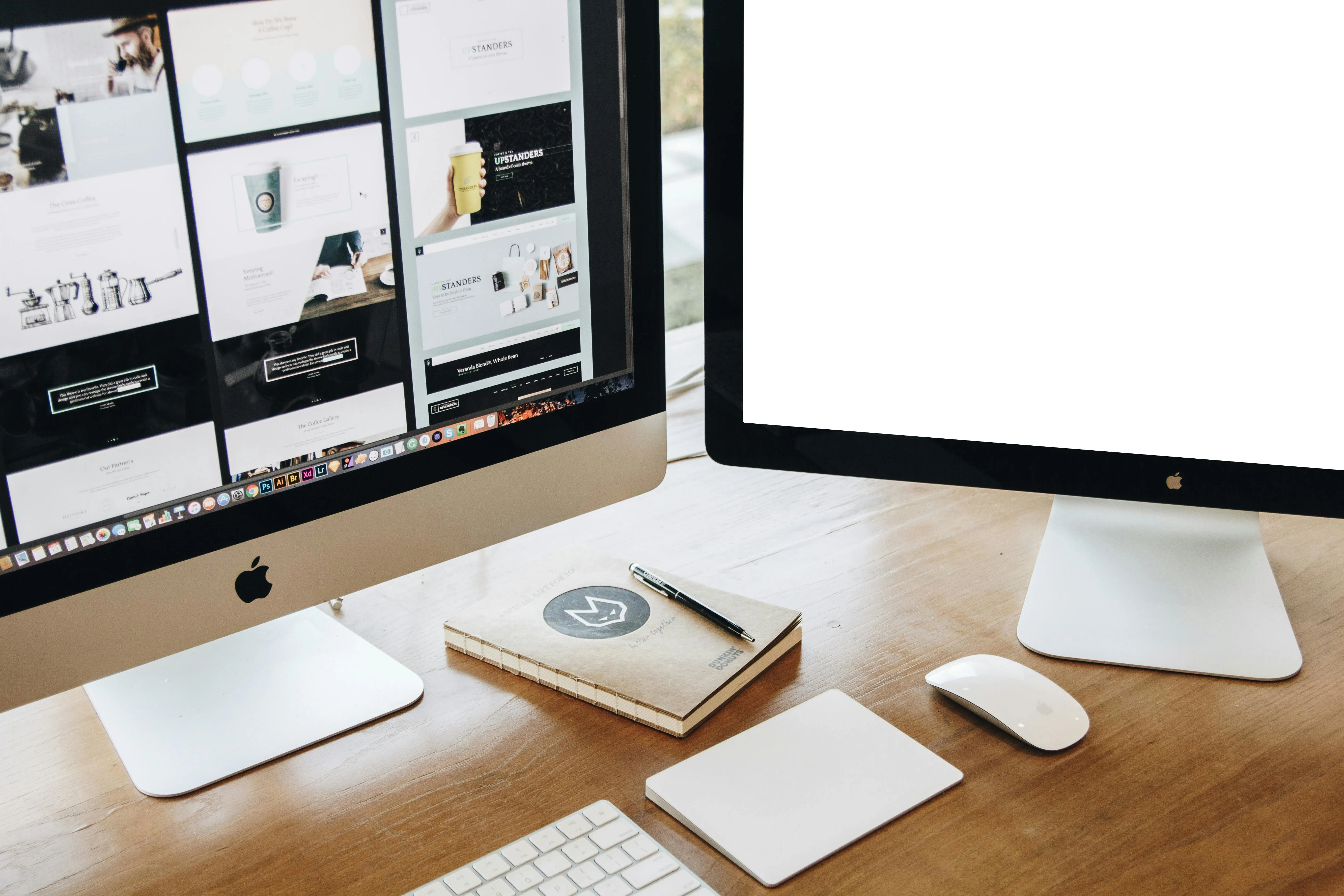 Poste de travail d'une agence web avec iMac affichant des maquettes de sites internet professionnels