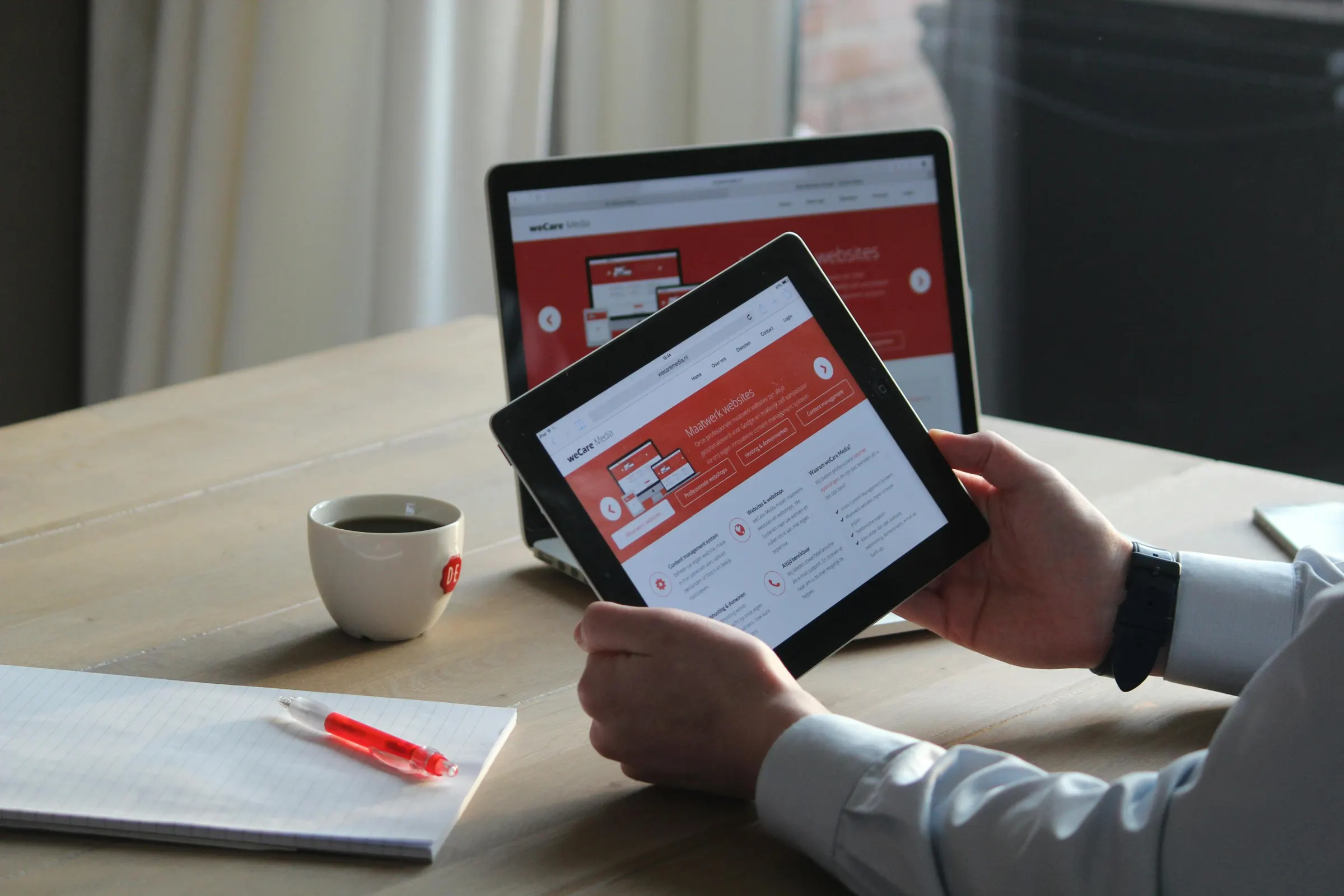 Développeur examinant un projet de site internet sur tablette à côté d'un ordinateur portable Symfony