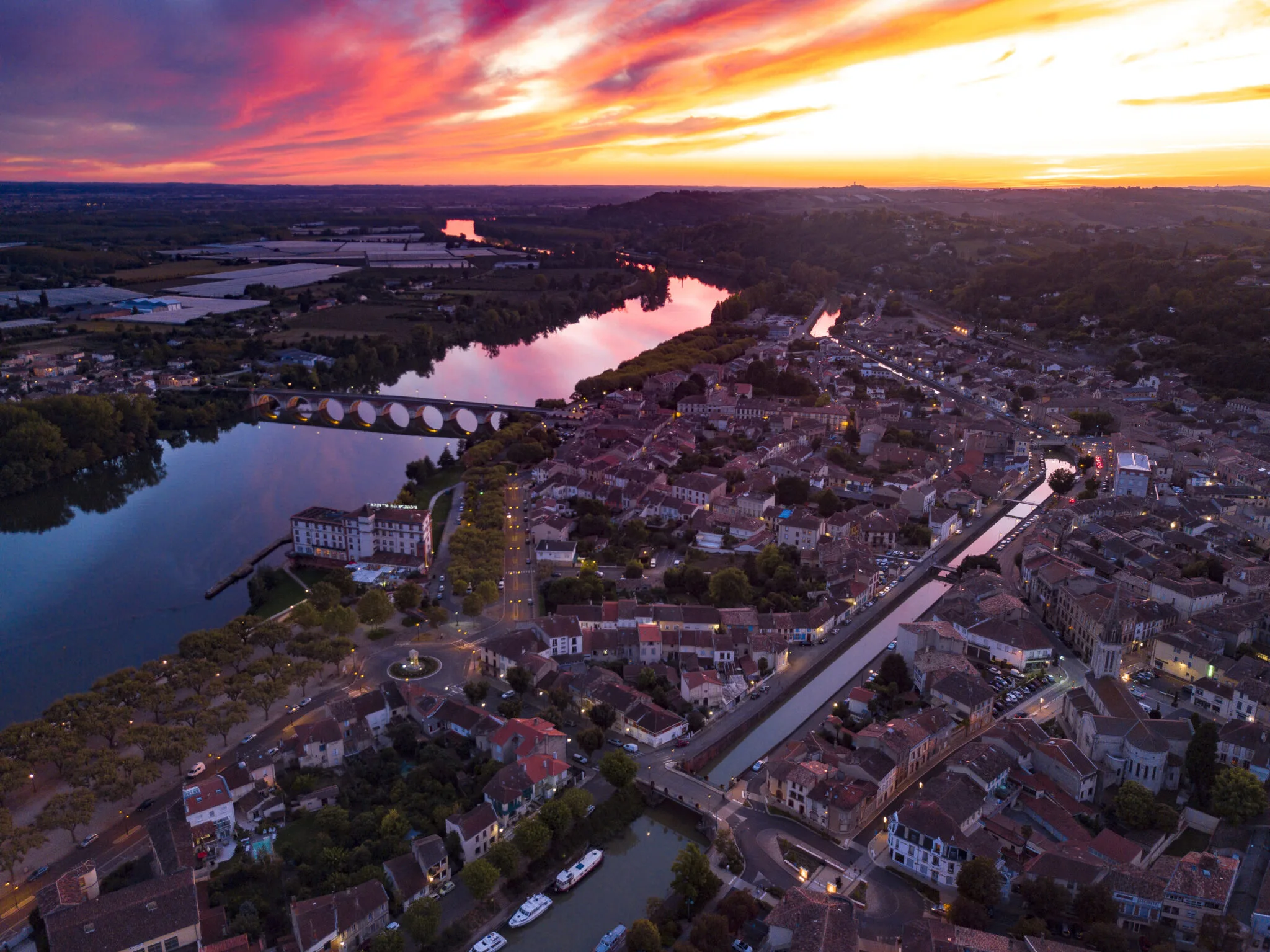 Vue aérienne de Moissac au coucher du soleil avec le Tarn et le pont Napoléon en Tarn-et-Garonne